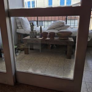 זכוכית חלון במסגרת עץ בדירה