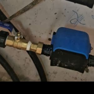 התקנת שסתום אל חוזר וחיבורי צנרת ליד שעון מים