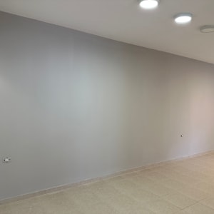 קיר צבוע בצבע אפור בהיר עם שקעים חשמליים