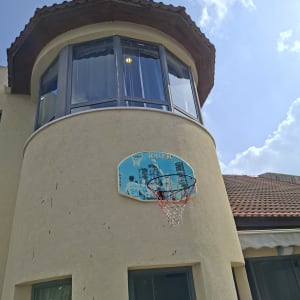 סל כדורסל מותקן על קיר בית