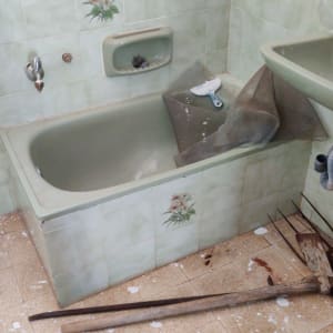 חדר אמבטיה בשיפוץ עם כלים וחומרים