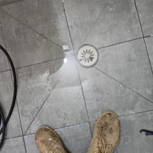רצפה רטובה עם נעליים וכלי עבודה