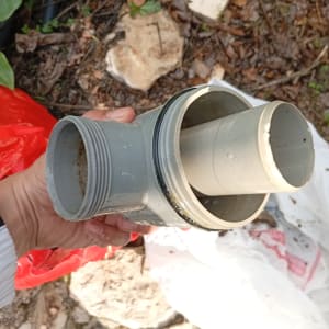 חלקי צינור פלסטיק ביד של אדם