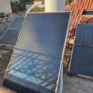 פאנל סולארי על גג עם דודי שמש