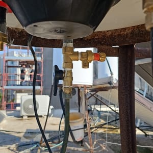 שסתום ומחברים תחת דוד שמש על גג