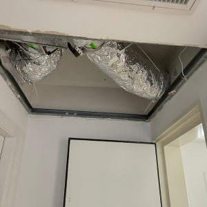 תעלות מיזוג אוויר בתקרה פתוחה עם מסגרת מתכת