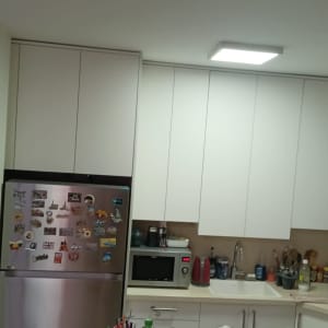 מטבח עם מקרר, מיקרוגל, כיור וכלים על השיש