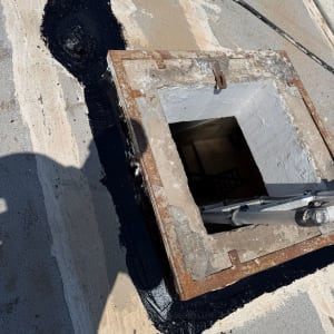 פתח בגג עם חומר איטום שחור מסביב