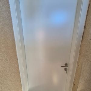 דלת לבנה עם ידית כסופה