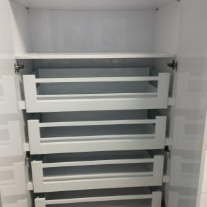 ארון עם מדפים ומגירות פתוחות