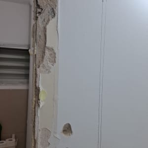 קיר עם חור ותשתית לדלת