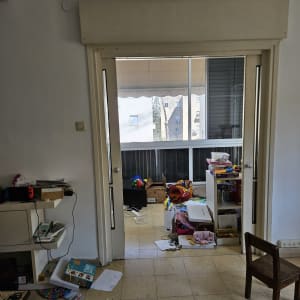 דלת הזזה עם תריסים וחפצים בחדר