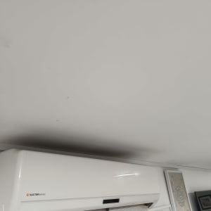 מזגן מותקן על קיר בחדר