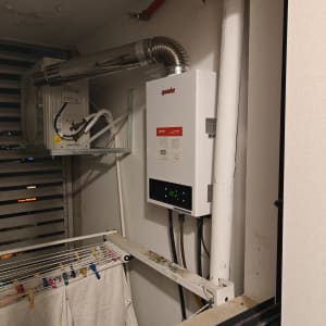 מערכת חימום מים עם צינור מתכת ומסך דיגיטלי