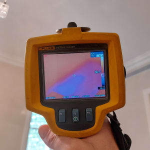 מד חום תרמי מציג אזור חם בתקרה