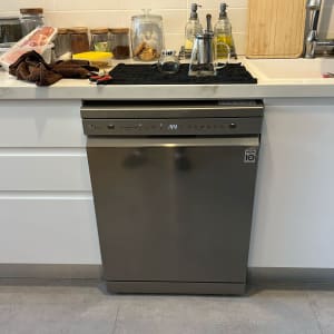 מדיח כלים במטבח עם כלים על השיש