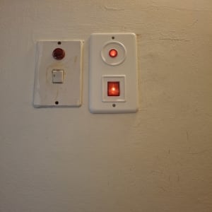 שני מתגים עם נורות על קיר