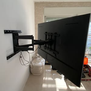 טלוויזיה מותקנת על קיר עם זרוע מתכווננת