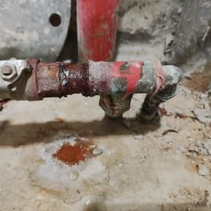 צינור חלוד עם חיבורים ותיקונים