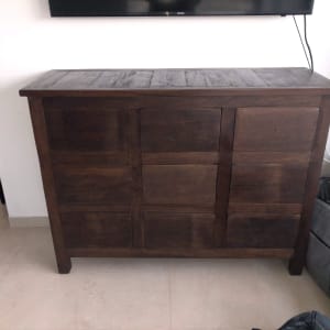 ארון עץ כהה עם דלתות מרובעות