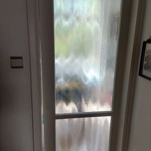 דלת זכוכית מטושטשת עם דוגמה גלית