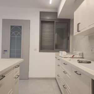 מטבח נקי ומסודר עם כיור וברז