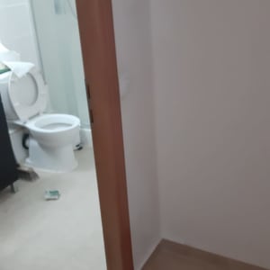 חדר אמבטיה עם שירותים פתוחים ומקלחת