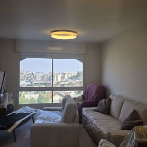 חדר מגורים עם תאורה חדשה ותצפית לנוף