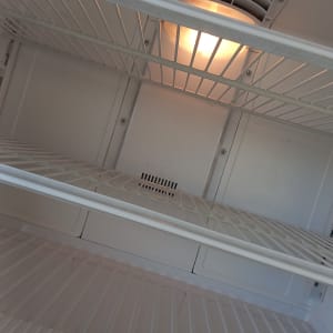 מדפי מתכת במקרר עם תאורה פנימית