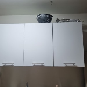 ארון מטבח עם כלים עליונים