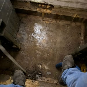 אזור עבודה מלוכלך עם צינור ומגפיים