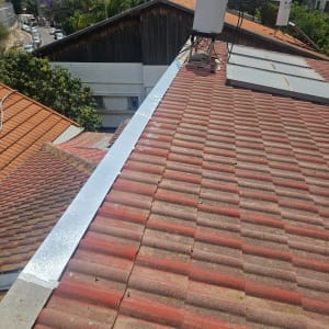 גג רעפים עם ציפוי אלומיניום ואנטנה