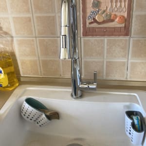 ברז נירוסטה מעל כיור מטבח עם מסננת