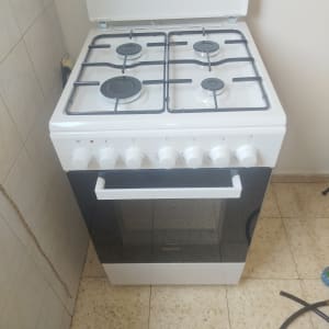 תנור גז חדש במטבח עם כיתוב תאריך