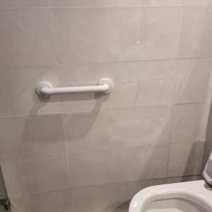 ידית אחיזה מותקנת על קיר חדר אמבטיה