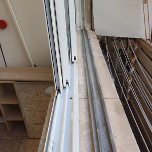 מסילה חלון מלוכלכת זקוקה לניקוי