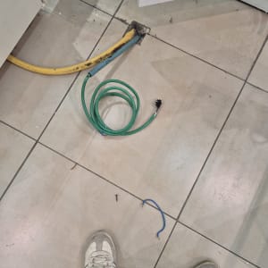 כבלים חשמליים על רצפה, עבודה בתחום החשמל