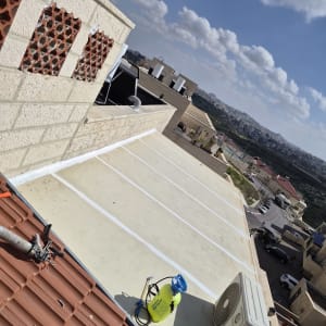 גג עם חומרי איטום ומזגן על הגג