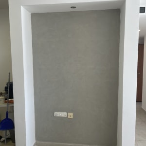 קיר צבוע עם כלי ניקוי בצד
