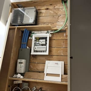 ארון חשמל עם חוטים וכלים בתחום החשמל