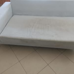 ספה עם כתמים על ריפוד בהיר