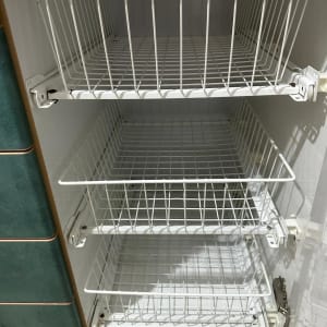 מדפים ריקים בתוך ארון מטבח