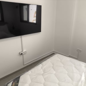 טלוויזיה תלויה על הקיר עם חיבורי חשמל