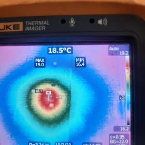 תצוגת מצלמה תרמית עם טמפרטורות שונות