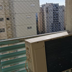 רשת הגנה על מרפסת עם מזגן חיצוני