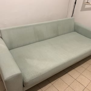 ספה בהירה עם כתמים על הריפוד