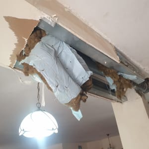 תקרה פתוחה עם צינור מתכת ובידוד חשוף