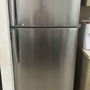 מקרר נירוסטה עם שתי דלתות במטבח