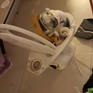 חלקי אסלה וכלים על הרצפה