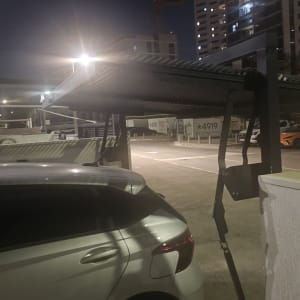 שער חשמלי בחניון עם מכוניות בלילה